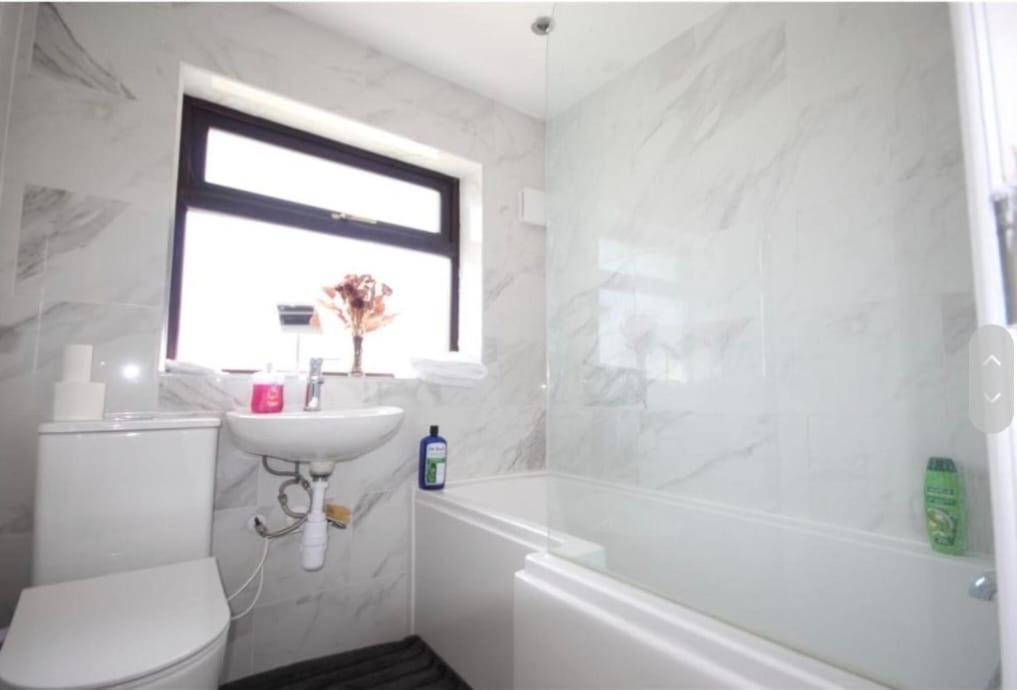 12 Minutes To Central London Kings Cross, 6 Minutes Walks To The Train Station - Free Parking 3 Bed 2 Bath Fully Refurbished Flat No Party Or Gathering Allowed Exterior foto
